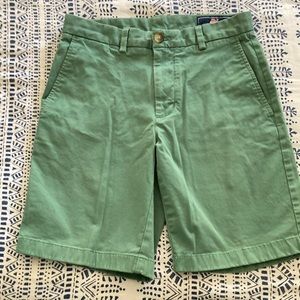 Vineyard Vines mens shorts green 28